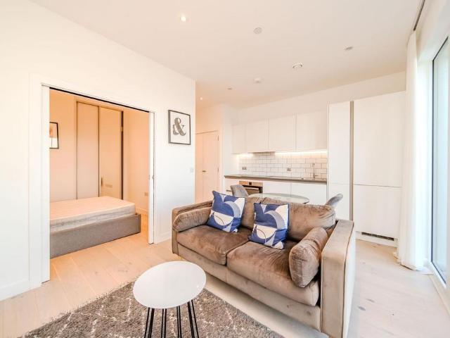 Apartment for rent in London Borough of Hounslow, Strand