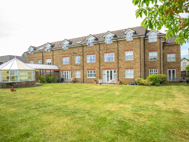 Apartment for rent in Blackhills, Surrey