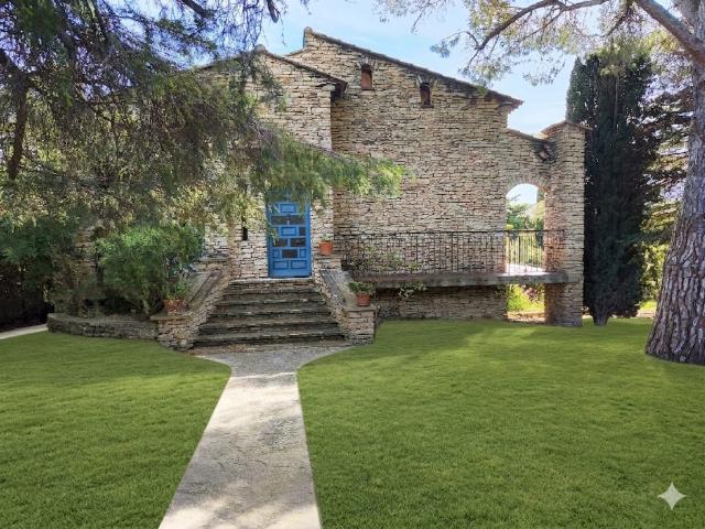 Château vente à Nîmes, Aramon