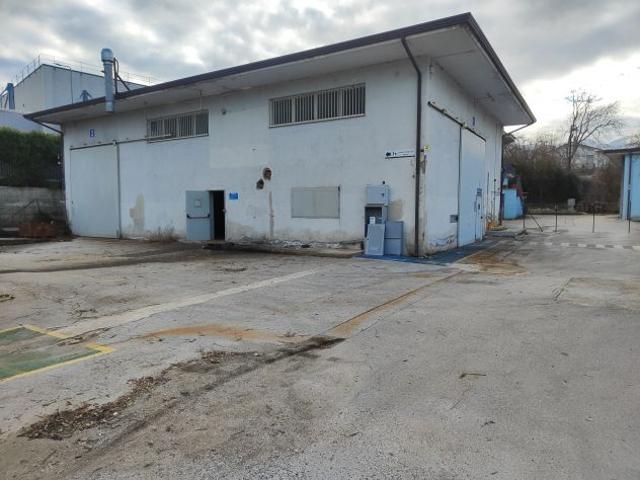 Capannone in vendita a Avellino, Campania