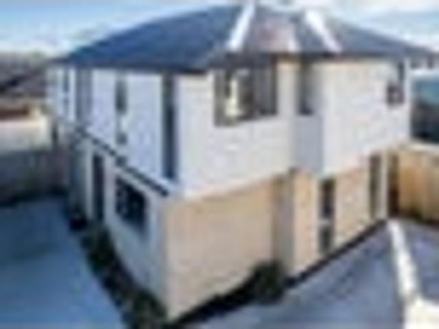 Townhouse for sale in Chaslands, Canterbury