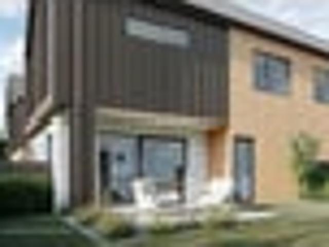 Townhouse for sale in Chaslands, Canterbury