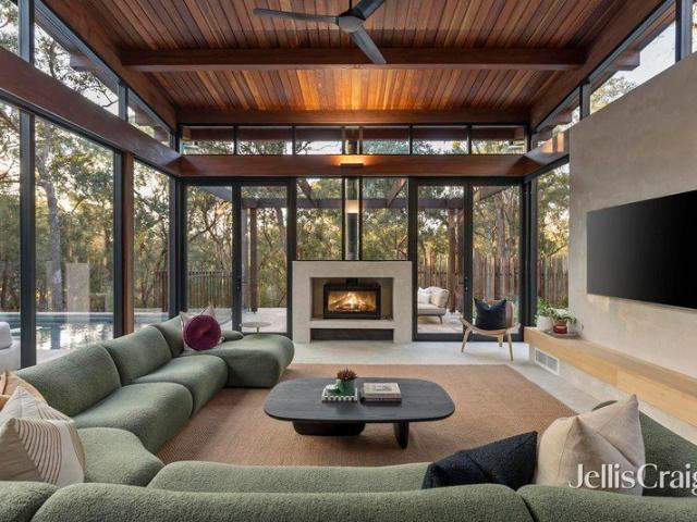 House for sale in Park Orchards, Melbourne