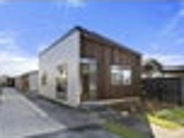 Townhouse for sale in Chaslands, Canterbury