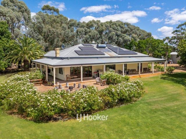 Cottage for sale in Crooked Brook, Western Australia