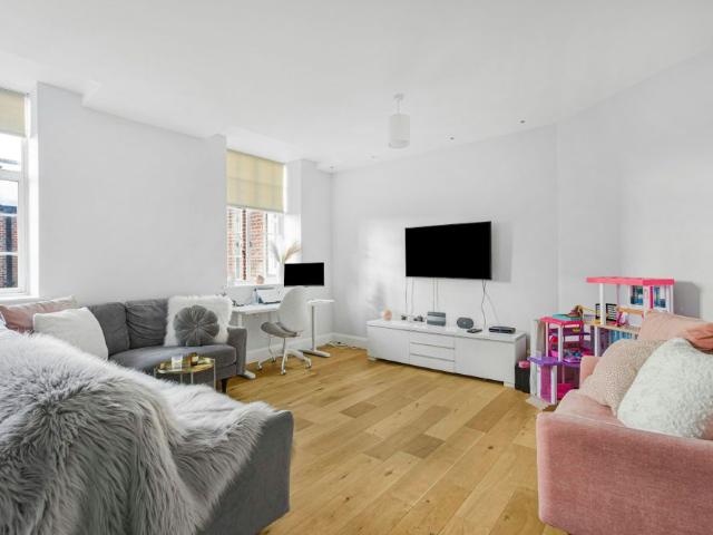 Apartment for rent in Hatching Green, Five Acres