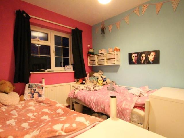 House for rent in Heol-las, Surrey