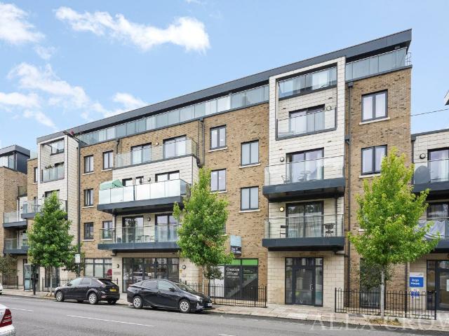 House for rent in Queen's Park, Greater London