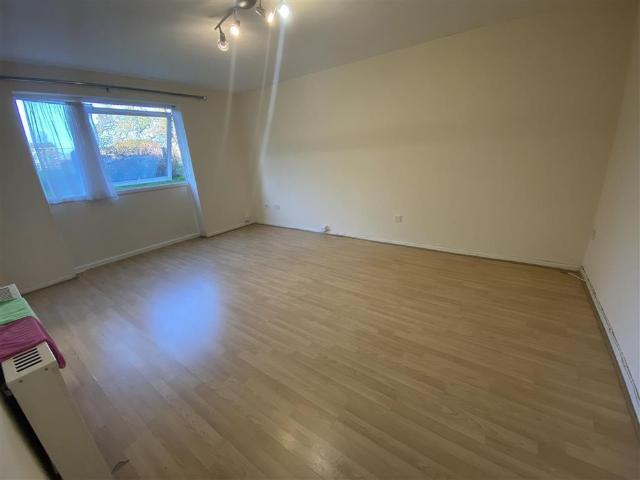 Apartment for rent in Woodhall Farm, Pouchen End
