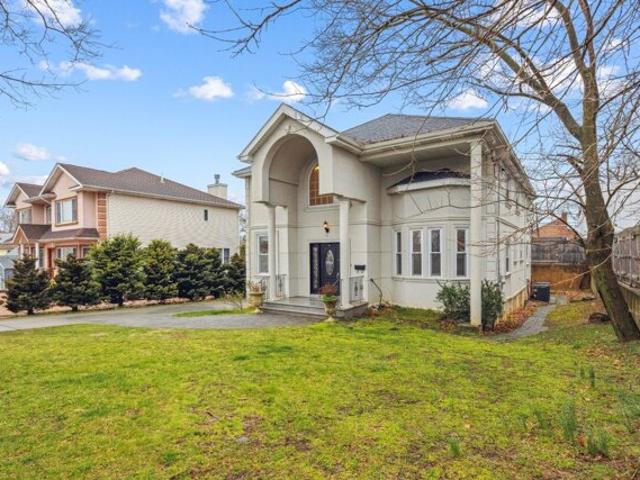 House for sale in Albertson