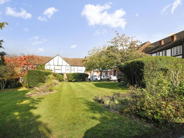Apartment for rent in Blackhills, Surrey