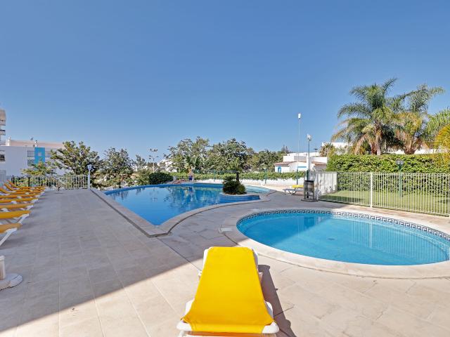 Apartamento alugar em Armação De Pêra, Faro