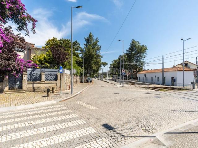 Armazém alugar em Aveleda, Vila Nova Da Telha