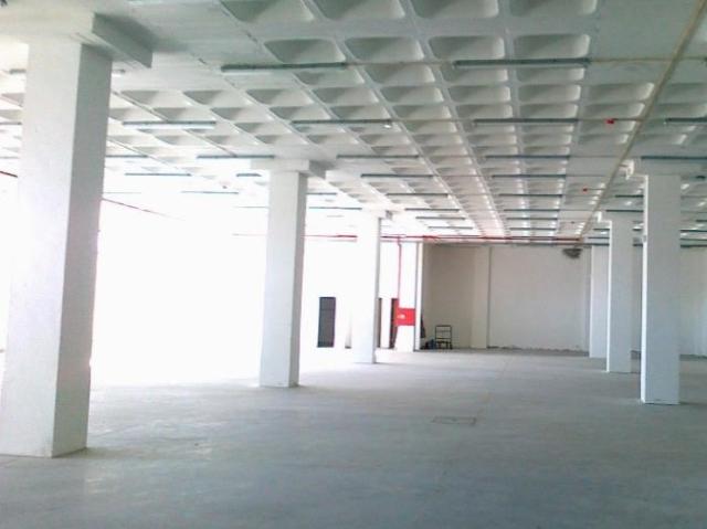 Armazém alugar em Santo António dos Cavaleiros e Frielas, Loures