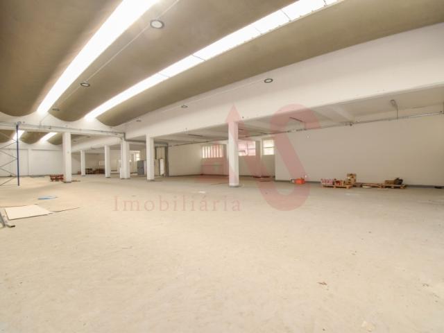 Armazém alugar em Bairro da Covina, Santiago Dos Velhos