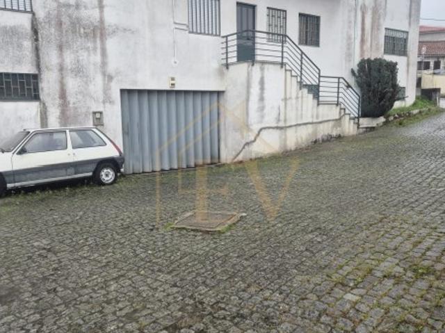 Armazém venda em Selho (São Cristóvão), Guimarães