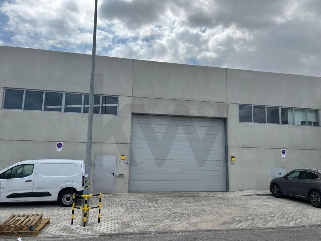 Armazém alugar em Quinta do Paraíso, Santiago Dos Velhos