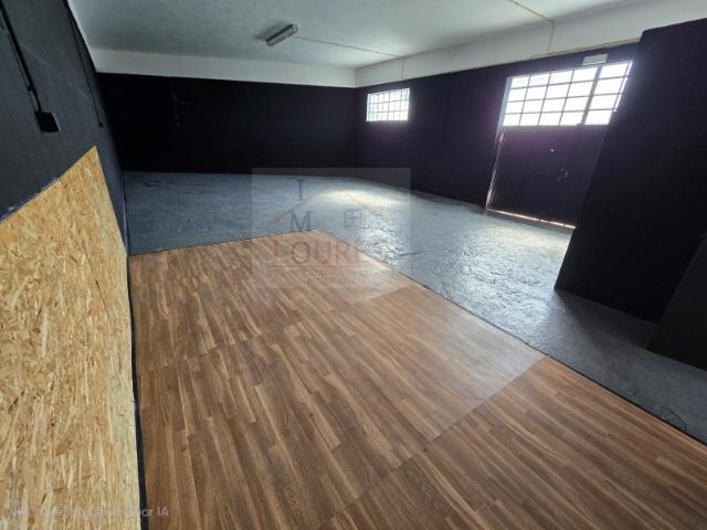 Armazém alugar em Camarate, Bairro Alto do Moínho