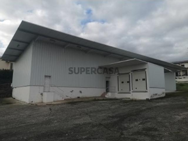 Armazém venda em Santa Cruz/Trindade e Sanjurge, Chaves