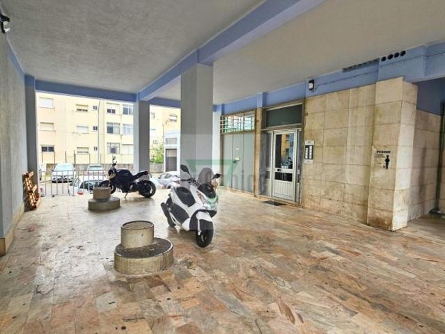 Armazém venda em Damaia, Amadora