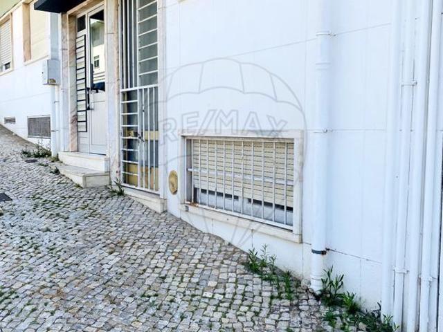 Armazém alugar em Baixa de Algés, Oeiras