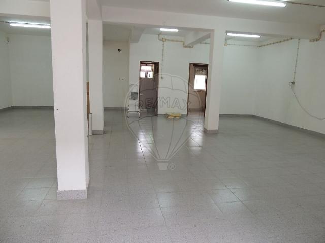 Armazém alugar em Santa Iria de Azoia, São João da Talha e Bobadela, Loures