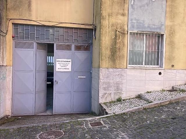 Armazém alugar em Reboleira, Amadora