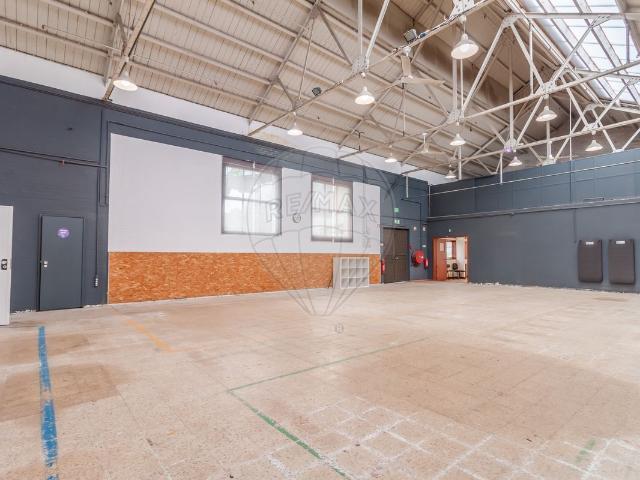 Armazém alugar em Mafamude, Porto