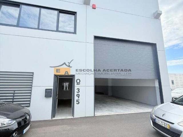 Armazém alugar em Amorim, Porto