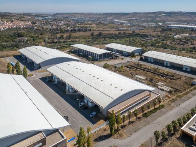 Armazém alugar em Bairro Courelas do Rego, Loures