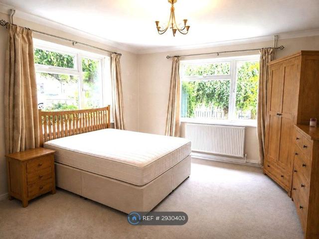 Room for rent in Row Town, Surrey