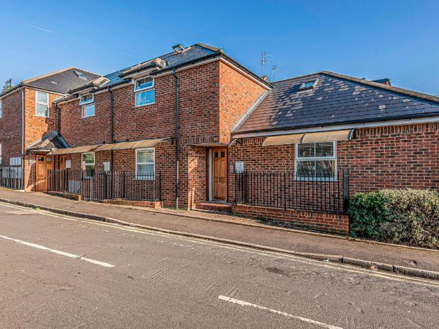 Apartment for rent in Row Town, Surrey