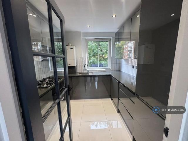 Apartment for rent in Bermondsey Village, Greater London