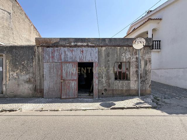 Armazém venda em Pederneira, Valado Dos Frades
