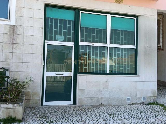 Loja alugar em Santa Clara, Lisboa
