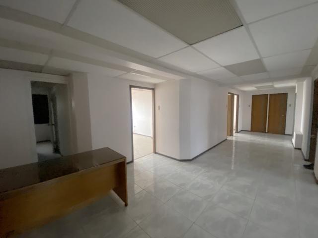 Arriendo de oficina con 7 box