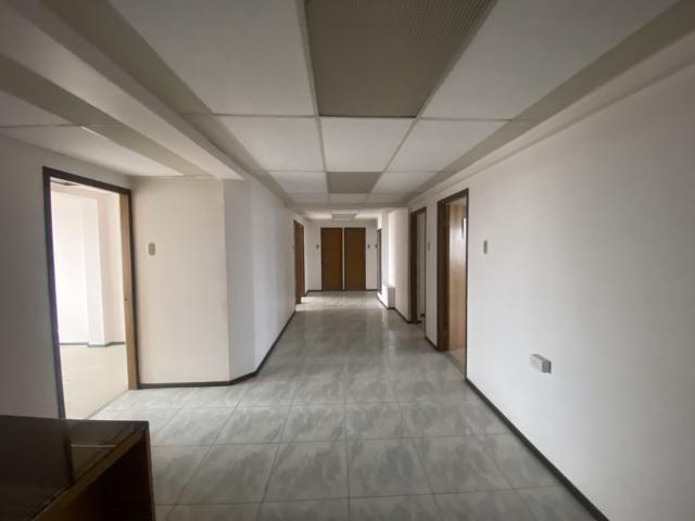 Arriendo de oficina con 7 box
