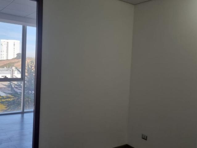 ARRIENDO OF. COMERCIAL OPEN MONTEMAR 1RECEPCION+1OF+1B+1EST