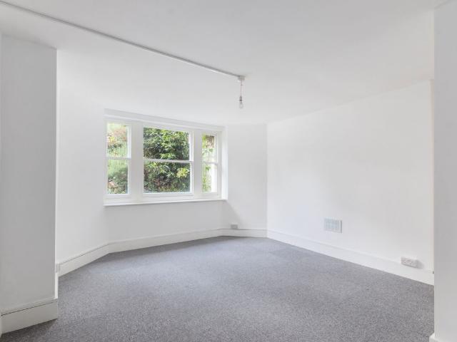 Apartment for rent in London Borough of Merton, Raynes Park