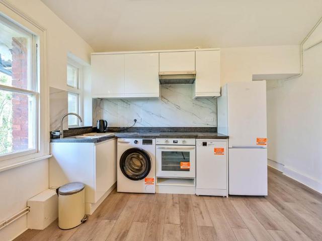 Apartment for rent in Cottenham Park, Greater London