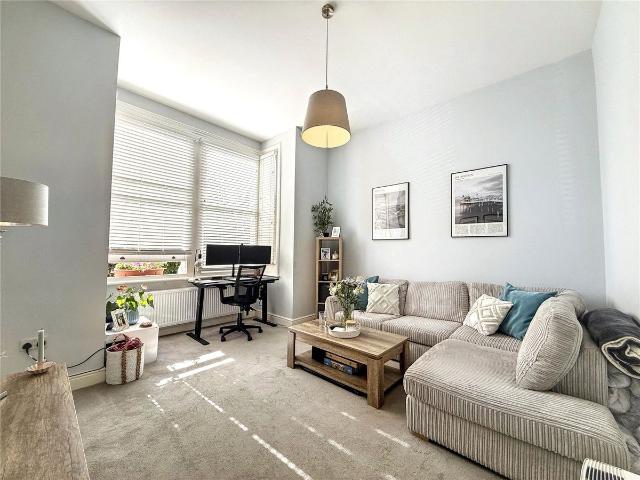 Apartment for rent in London Borough of Merton, Raynes Park