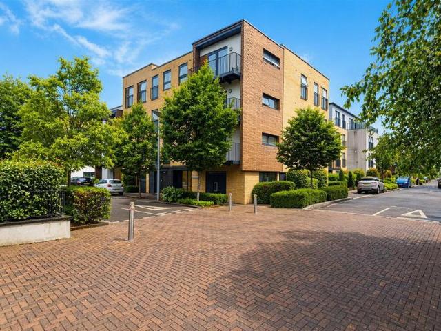 Apartment for rent in Little Stanmore, Greater London