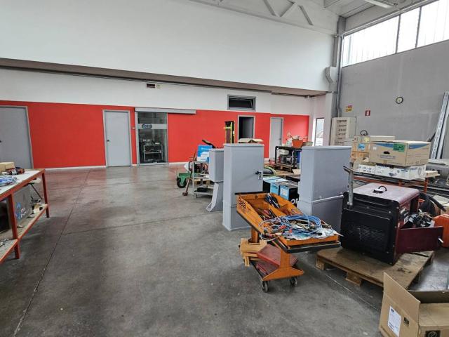 Locale Commerciale in affitto a Villa Pavone, Teramo