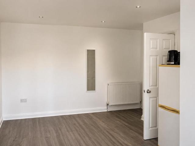 Apartment for rent in London Borough of Ealing, Greenford