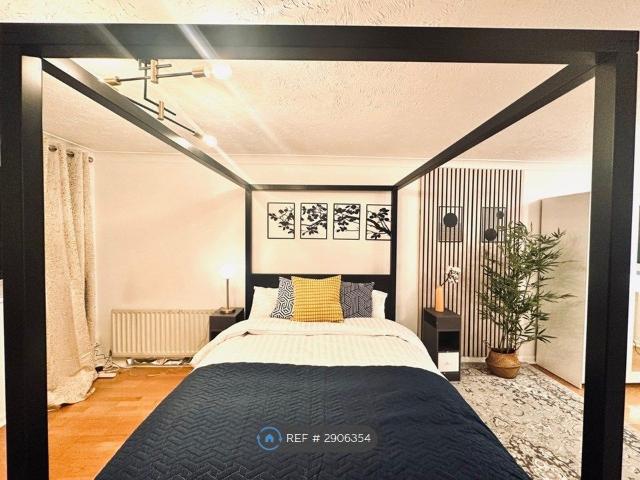 Room for rent in London Borough of Merton, Mitcham