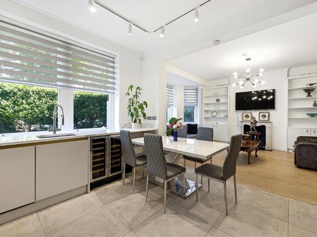 Apartment for rent in Brompton, Greater London