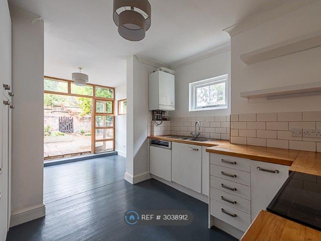 Apartment for rent in Brondesbury, Greater London