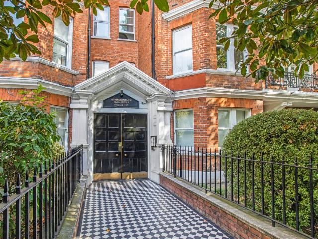 Apartment for rent in Lot's Village, Greater London