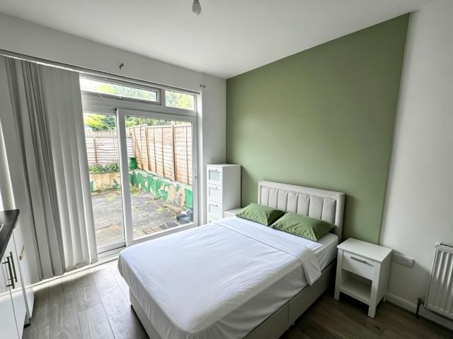 Studio for rent in Farley Hill, Spring Park