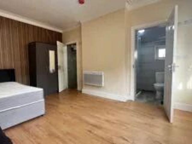 Studio for rent in Farley Hill, Spring Park